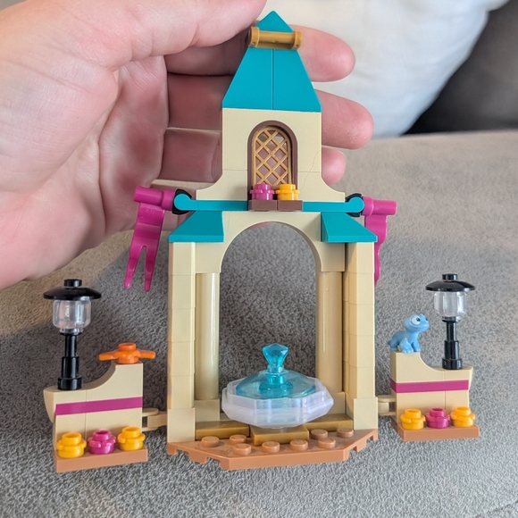 LEGO 43198 Disney Anna's Castle Courtyard Building Toy (Missing Anna) - Picture 4 of 10